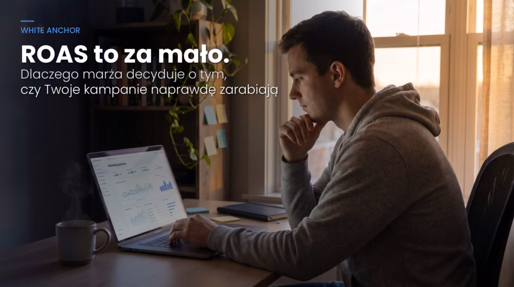 Mężczyzna siedzący przed komputerem i analizujący wyniki kampanii marketingowej.